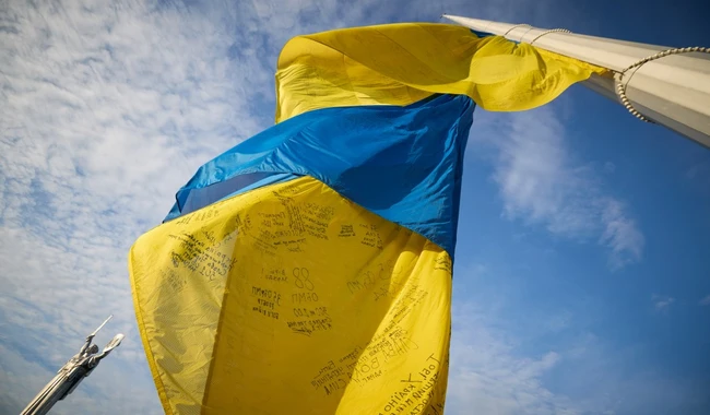 В Киеве на День флага торжественно подняли Государственное знамя, подписанное защитниками и защитницами Украины.