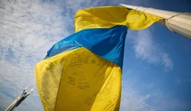 В Києві на День прапора урочисто підняли Державний стяг, підписаний захисниками і захисницями України.