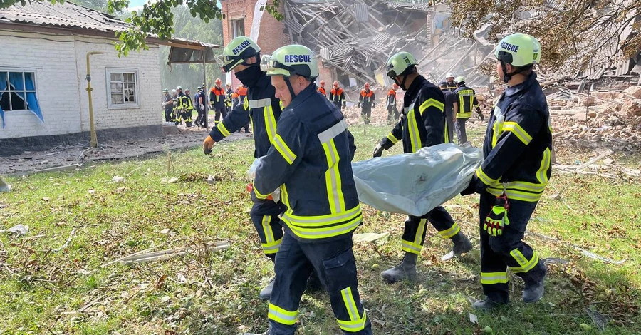 Россияне ударом беспилотника уничтожили в Ромнах школу, погибли четыре учителя