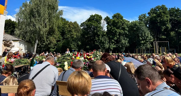 В Ромнах простились с погибшими работниками школы, которую атаковали российские дроны