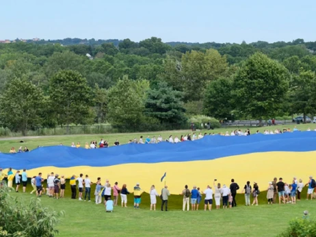 В Бостоне развернули самый большой в мире флаг Украины