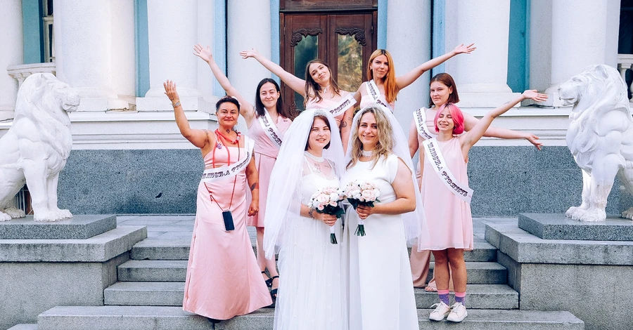 У Харкові військовослужбовиця та активістка зіграли неофіційне весілля 