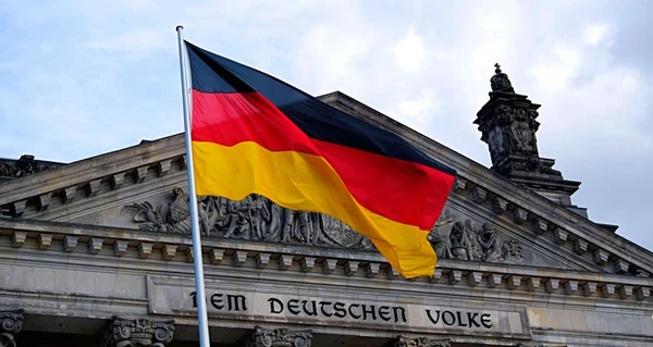 В немецком Баден-Бадене чиновник выцарапал свастику на машинах украинцев