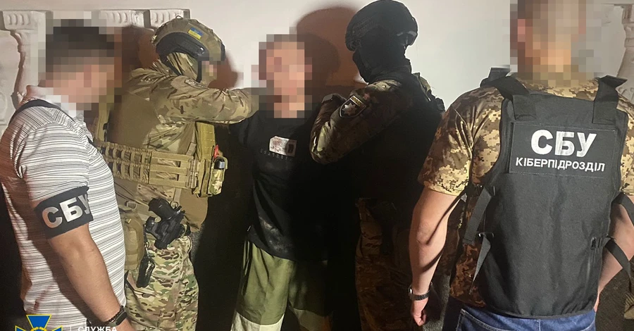 У Полтаві затримали блогера, який ображав та плювався у військових