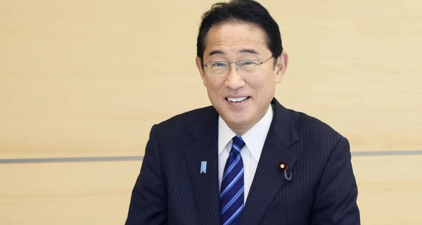 Премьер Японии публично съел рыбу с Фукусимы, чтобы доказать, что она не опасна