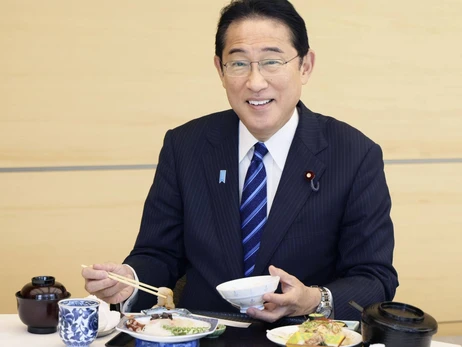 Премьер Японии публично съел рыбу с Фукусимы, чтобы доказать, что она не опасна