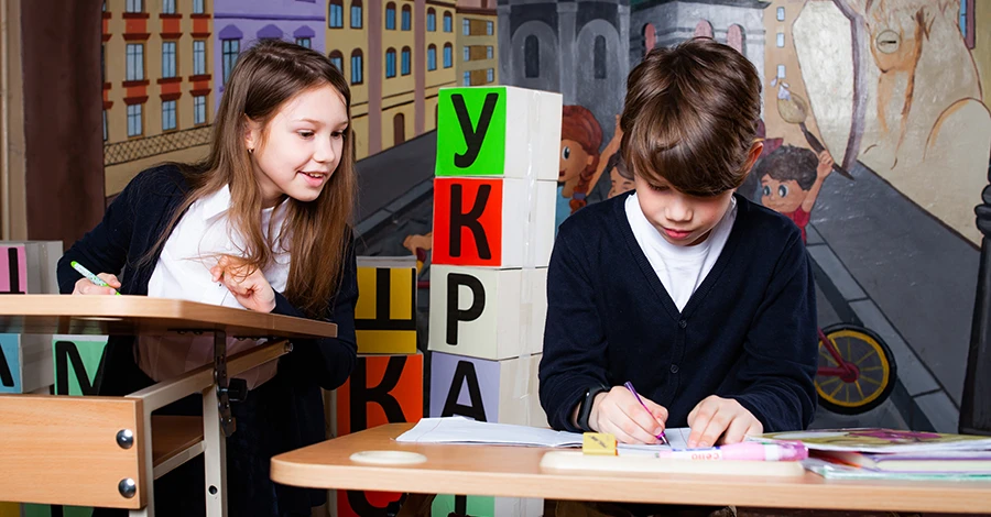 Улучшают осанку, память и внимание: во львовских школах оценили высокие парты
