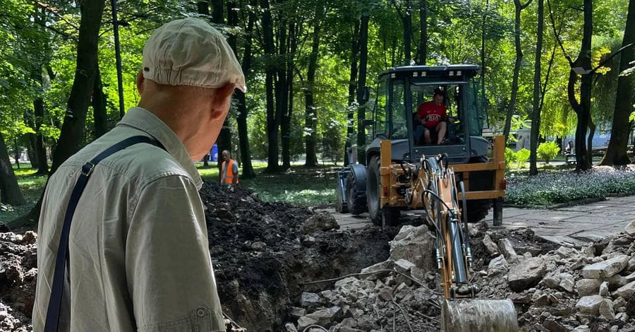 У Чернівцях демонтували радянську братську могилу - вона виявилася порожньою