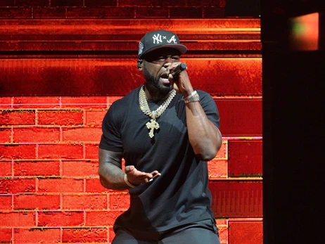 Рэпер 50 Cent на концерте разбил голову поклоннице микрофоном