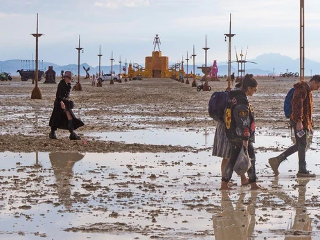 Ливень превратил территорию Burning Man в болото, 70 тысяч гостей оказались в ловушке 