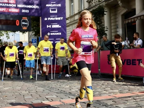 Дочери прочат карьеру модели: 12-летняя Яна из Краматорска после потери обеих ног бегает и ездит на велосипеде