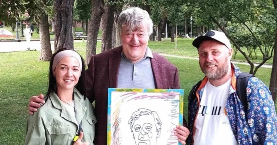 Художник Никита Титов встретил Стивена Фрая в Киеве и подарил ему портрет