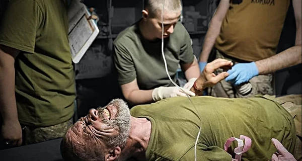 Кабмин разрешил боевым медикам переливать кровь после обучения Минздрава