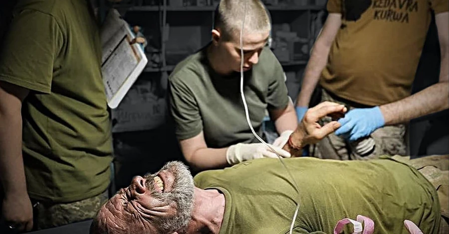 Кабмін дозволив бойовим медикам переливати кров після навчання в МОЗ
