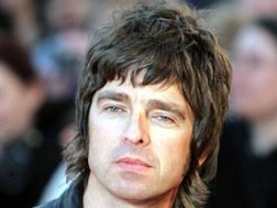 На лидера группы Oasis напал фанат ВИДЕО
