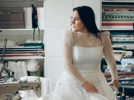 И свадебные платья, и плитоноски: в ателье в Мукачево и фронту помогают, и красоту создают