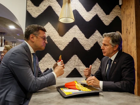 Блінкен і Кулеба повечеряли у київському McDonald's - замовили картоплю-фрі і пиріг з вишнею