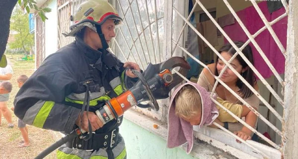  Сотрудники ГСЧС спасли 7-летнего ребенка, который застрял в оконной решетке