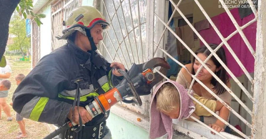  Співробітники ДСНС врятували 7-річну дитину, яка застрягла у віконній решітці