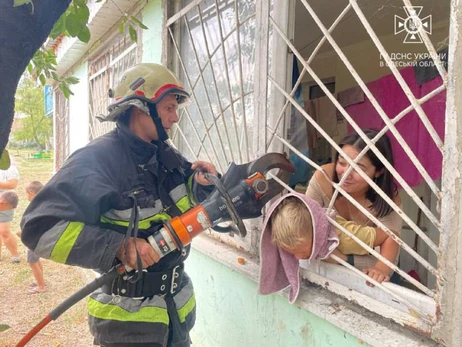  Співробітники ДСНС врятували 7-річну дитину, яка застрягла у віконній решітці