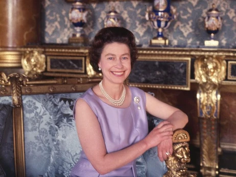 Букингемский дворец в первую годовщину смерти королевы Елизаветы II почтил ее память редкими фото