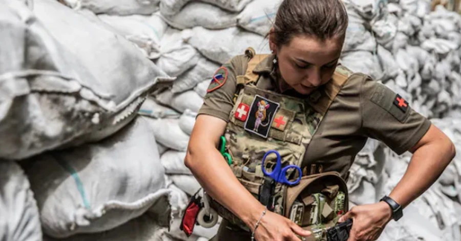 Чекайте на повістку або йдіть самі: 12 питань про військовий облік для жінок-медиків