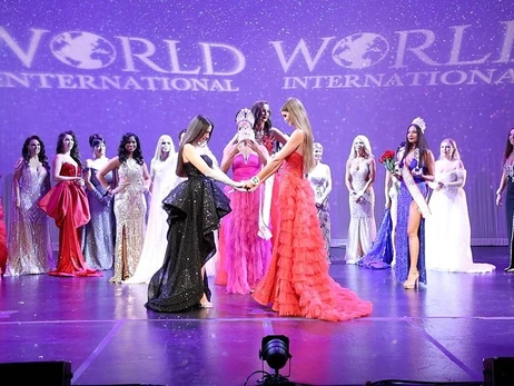 Переможниця Mrs. World International 2023 з Херсона розповіла, чому у фіналі тримала за руки росіянку