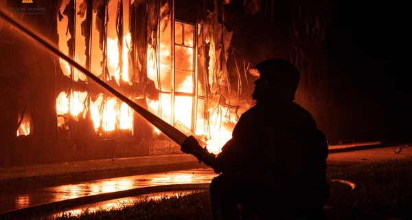 Рятувальники з ночі гасять масштабну пожежу на підприємстві у Тернополі