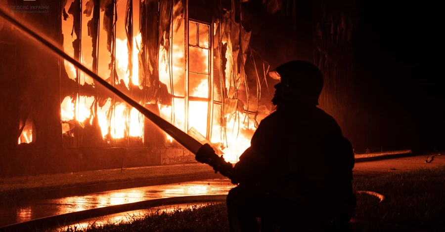 Спасатели с ночи тушат масштабный пожар на предприятии в Тернополе
