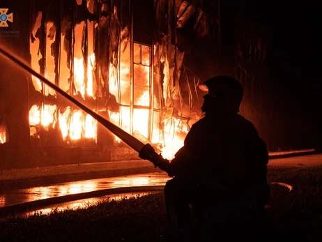 Рятувальники з ночі гасять масштабну пожежу на підприємстві у Тернополі