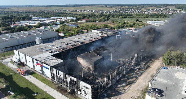 Жителям центра Тернополя посоветовали не выходить на улицу после пожара на предприятии с пенопластом