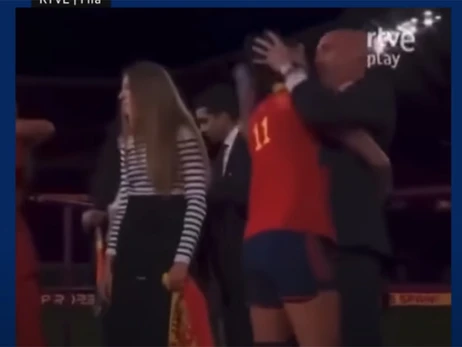 Глава федерации футбола Испании подал в отставку из-за скандала с поцелуем