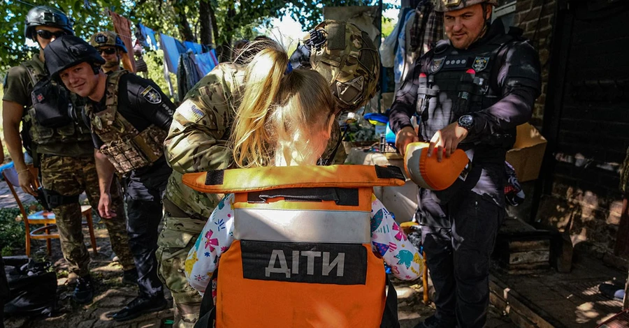 В Донецкой области «белые ангелы» вывезли из Нью-Йорка троих детей и их мать