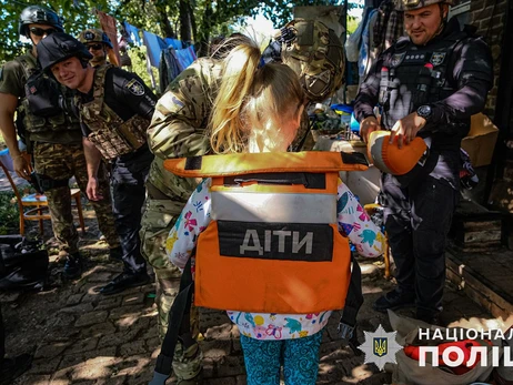 В Донецкой области «белые ангелы» вывезли из Нью-Йорка троих детей и их мать