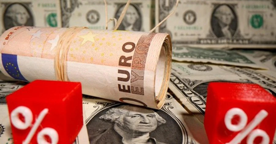 Українці знову роблять валютні заначки. Що купувати – долар чи євро?