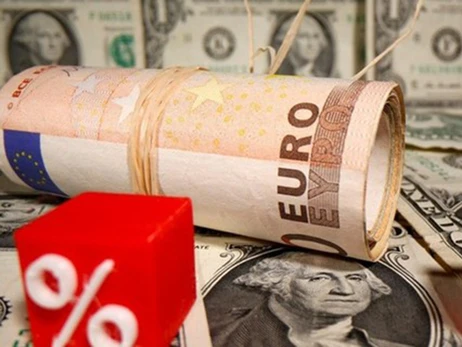 Украинцы снова делают валютные заначки. Что покупать – доллар или евро?