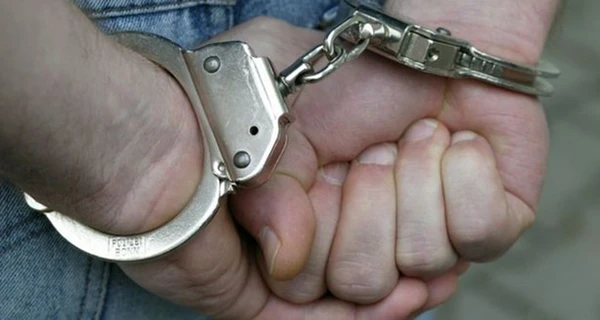 В Киеве подозреваемый в тяжком преступлении во время задержания напал на полицейского 