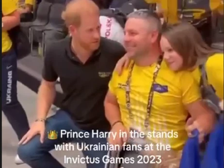 Принц Гарри встал на колено рядом с украинским защитником на Играх непокоренных