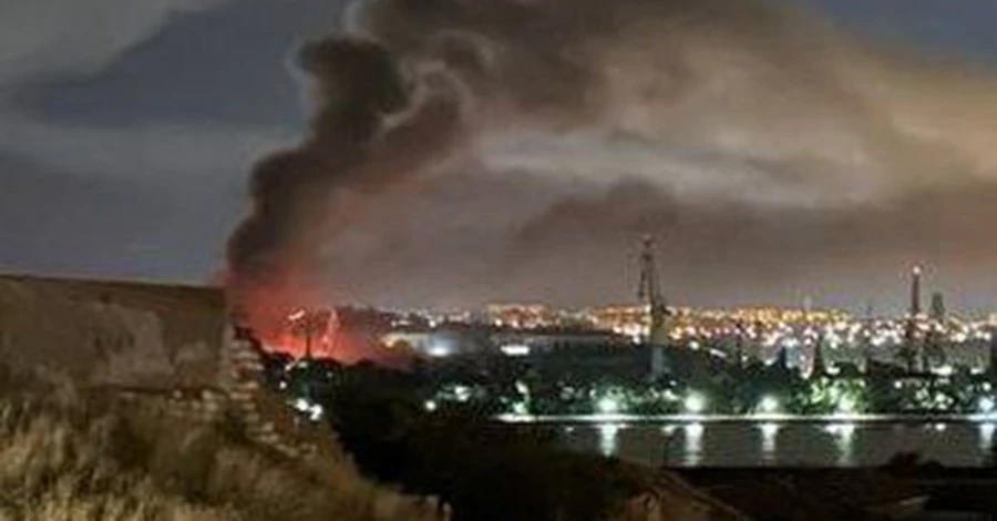 В окупованому Севастополі прогриміли вибухи, РФ повідомила про пошкодження двох кораблів 
