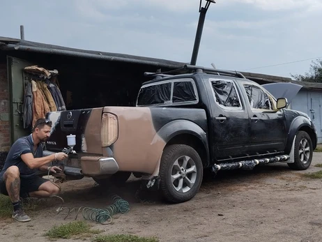 «Тоже своего рода творчество»: хореограф из Полтавы камуфлирует автомобили для ВСУ