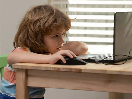 Віртуальний аутизм: до чого призводить залежність від гаджетів