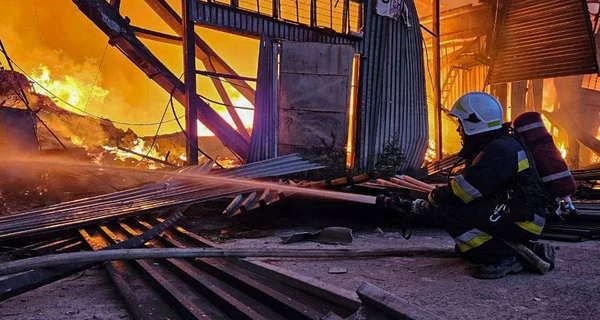 Во Львове российские снаряды попали в склады с гуманитаркой, горят теплые вещи, обувь и генераторы