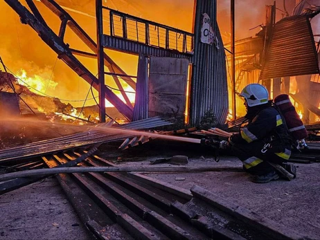 У Львові російські снаряди влучили у склади з гуманітаркою, горять теплі речі, взуття та генератори 