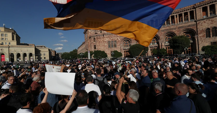 У Нагірному Карабаху 25 загиблих, у Єревані - мітинги
