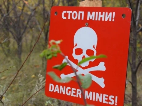 В Киевской области легковой автомобиль подорвался на мине, водитель погиб