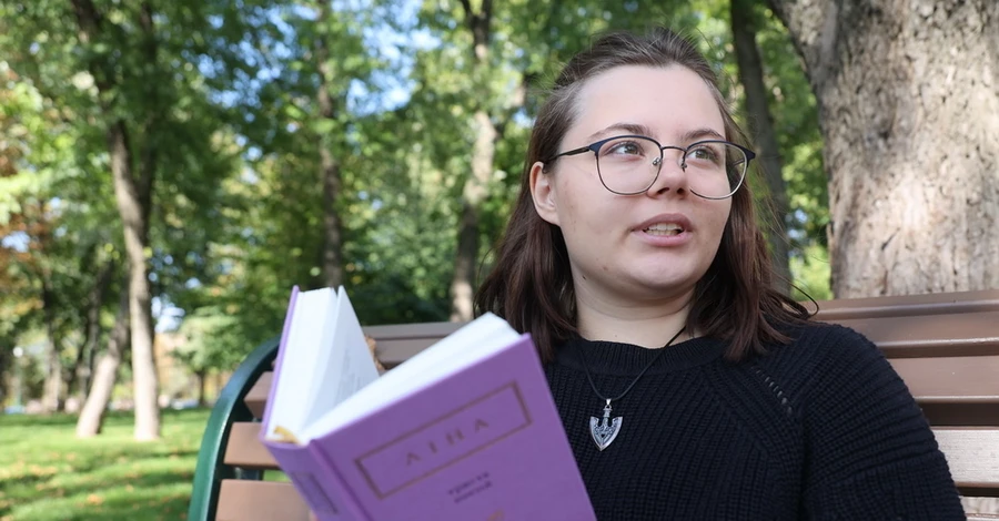 Ліна Костенко підписала книгу студентці з Харкова, яка вийшла на пікет проти концерту Лободи