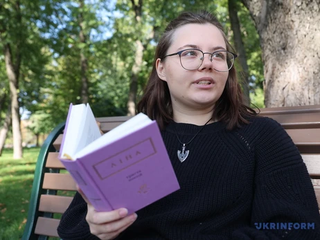 Лина Костенко подписала книгу студентке из Харькова, которая вышла на пикет против концерта Лободы