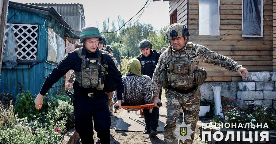 Правоохоронці евакуювали дві родини з дітьми із прифронтового селища на Донбасі 