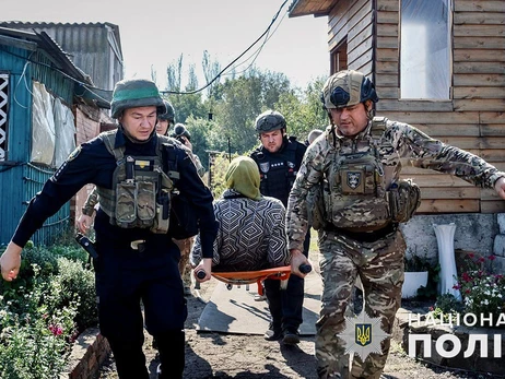Правоохоронці евакуювали дві родини з дітьми із прифронтового селища на Донбасі 