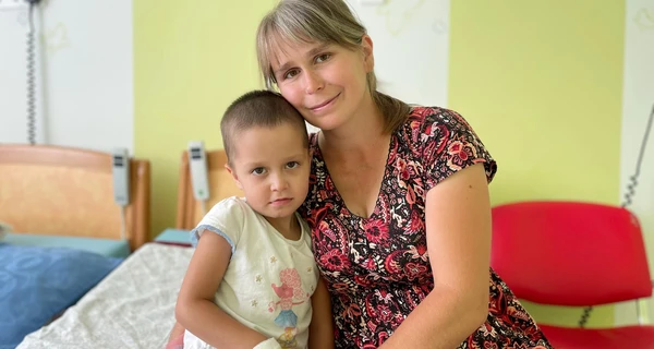 Вперше в Україні львівські хірурги видалили дитині пухлину наднирника за допомогою робота